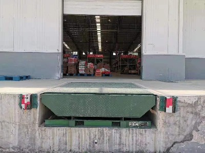 �̶�ʽ��܇��늄�Һ������ƽ�_���b�������bжƽ�_б��늄������C(j��)