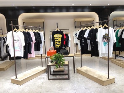 �׸���t��18�ļ�Ʒ��Ů�bʯ���\�|��Ȧ���l�M؛