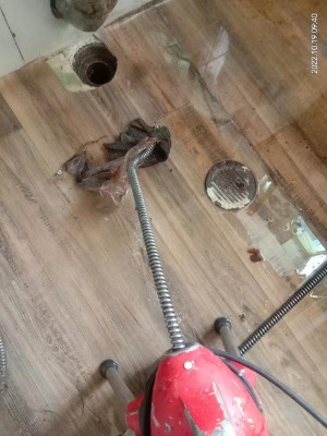 ��ɽ���Iͨ��ˮ�ܵ����RͰ���ſӣ���©��ԡ�ף��˳ط���