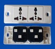 ���I����