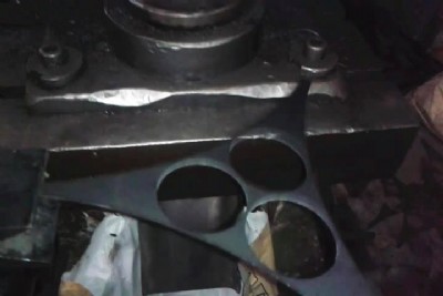 邊角廢料不規(guī)則料數(shù)控送料機(jī)